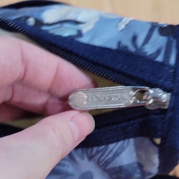 LeSportsac Crossbody Bag with Hawaii Disney Print - Picture 8 of 10